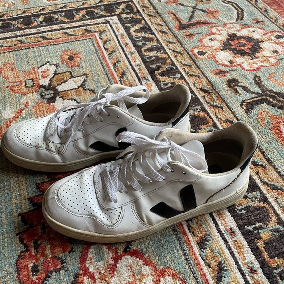 vejas black and white